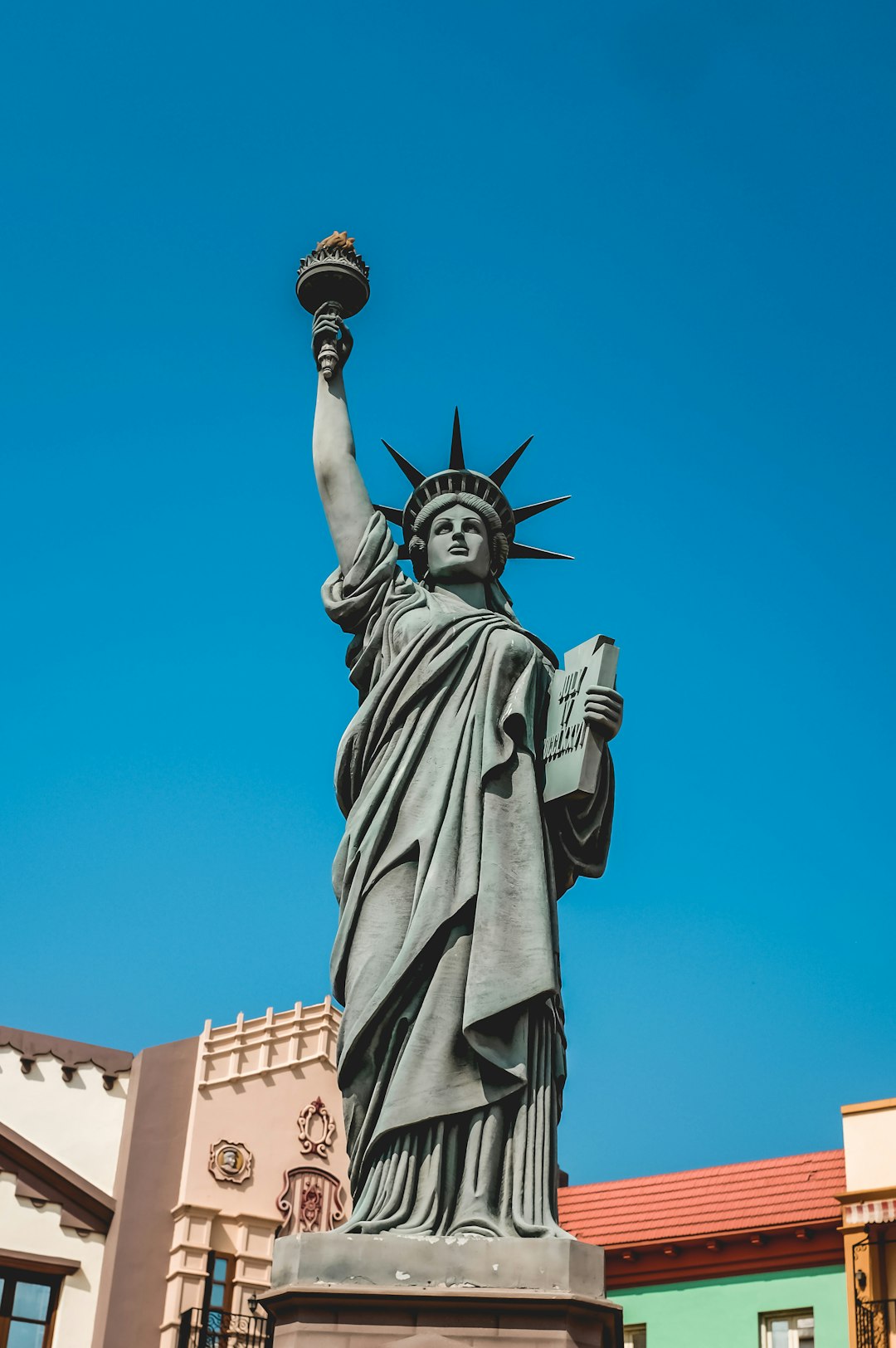 services-02 the-statue-of-liberty-stands-in-front-of-a-building-rich2e-yixg