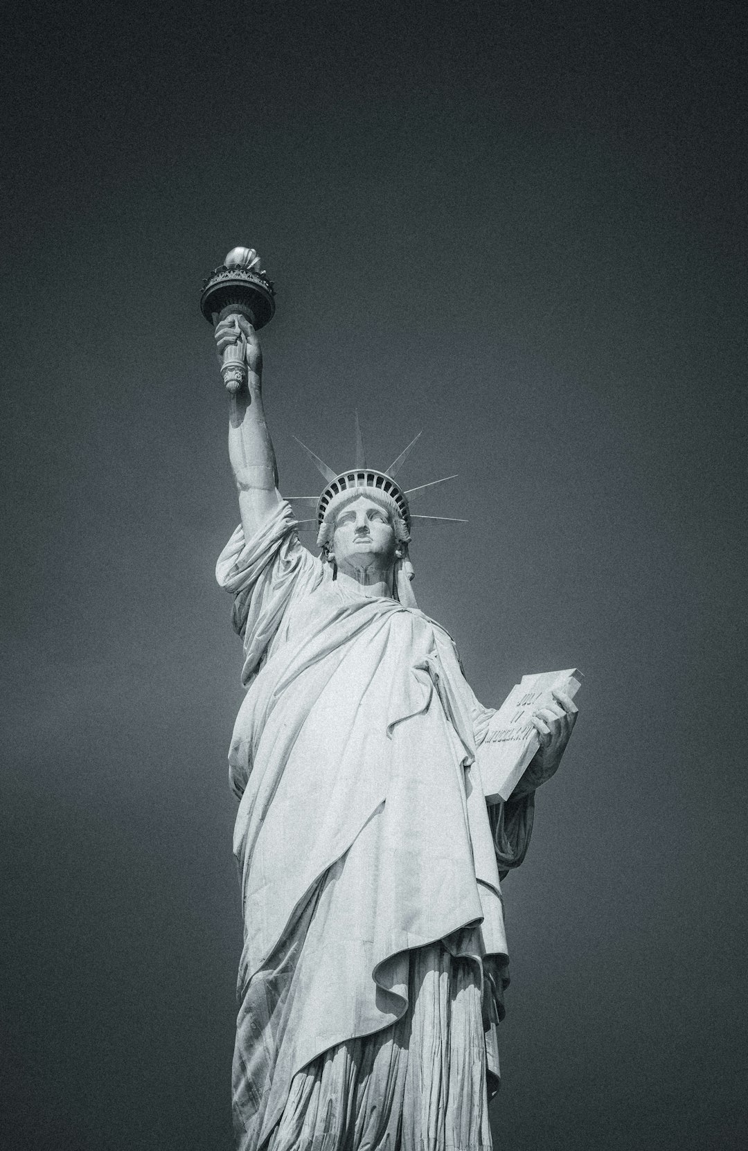 the-statue-of-liberty-stands-tall-in-black-and-white-ex9xsgikbk